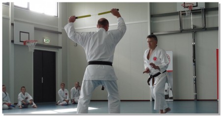 Adri en Ben doen de kumite even voor